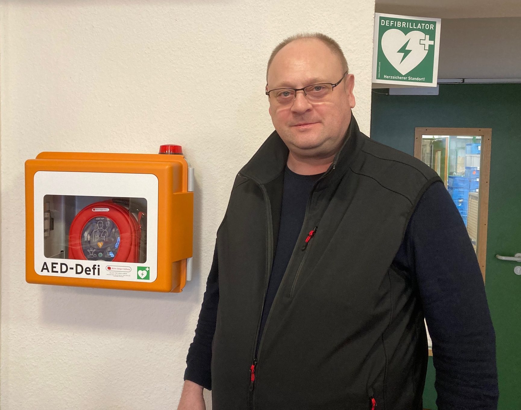 Alle Standorte mit Defibrillatoren ausgestattet